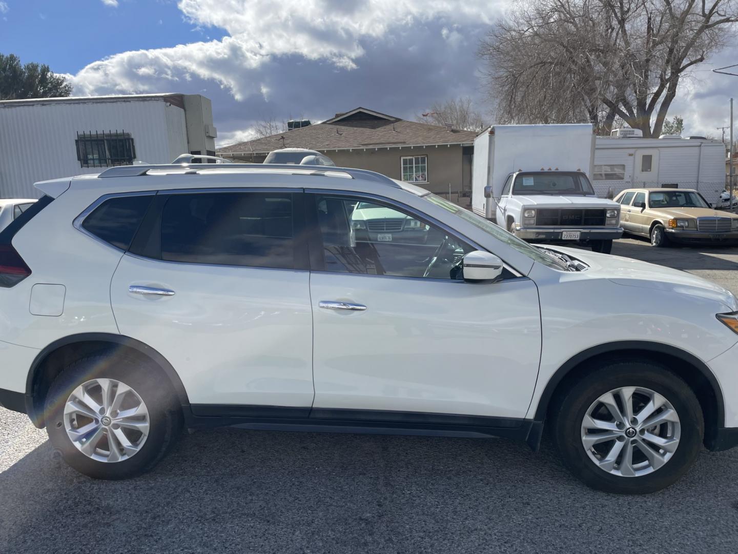 2018 Nissan Rogue SV 2WD (5N1AT2MT1JC) with an 2.5L L4 DOHC 16V engine, CVT transmission, located at 44356 Date Ave., Lancaster, CA, 93534, (661) 945-6555, 34.688919, -118.139374 - Photo#1